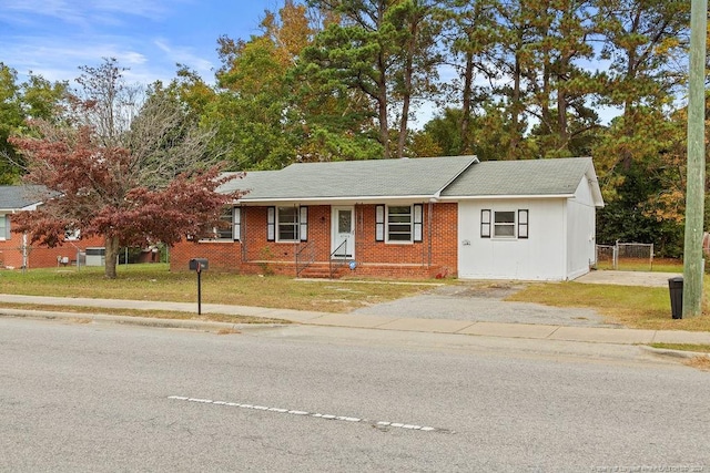 ranch-style house featuring a front yard