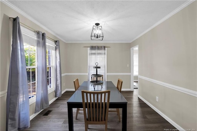 dining space with a textured ceiling, an inviting chandelier, dark hardwood / wood-style flooring, and ornamental molding