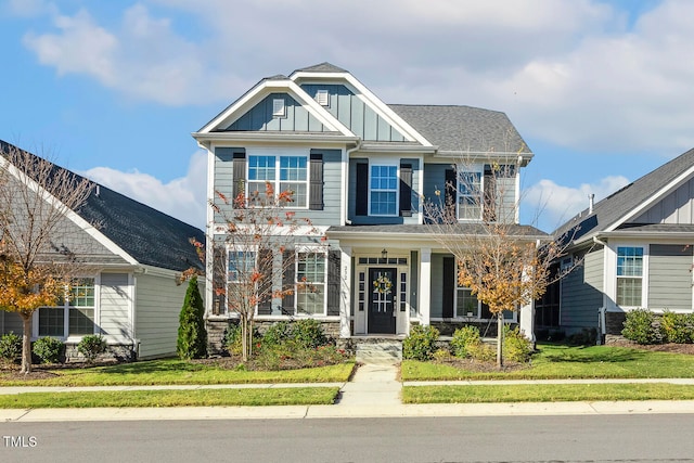 craftsman house featuring a front lawn