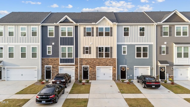 townhome / multi-family property featuring a garage