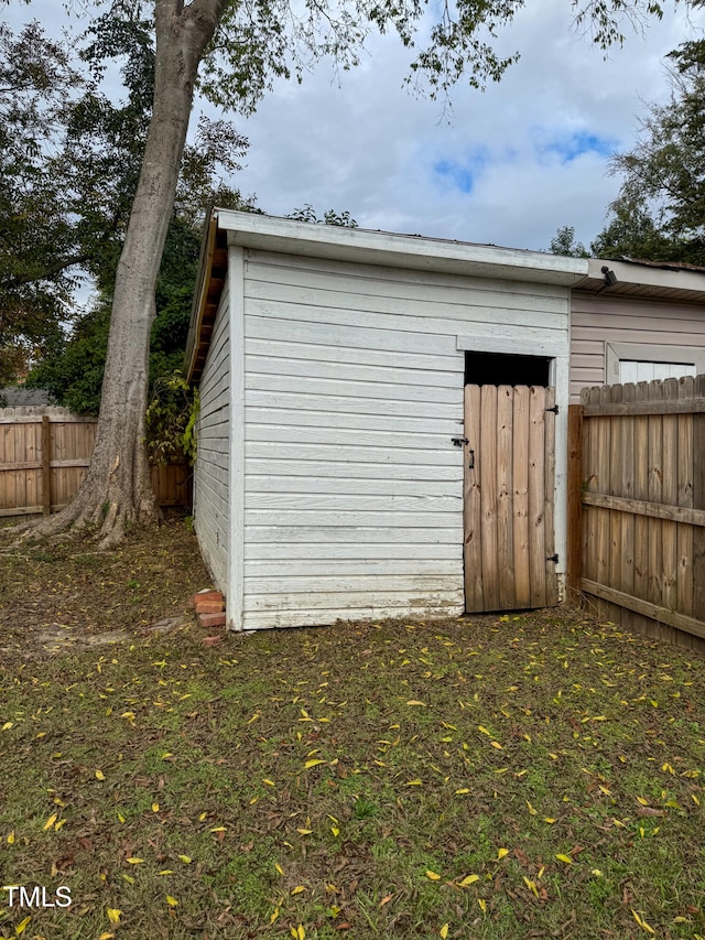 view of outdoor structure with a yard