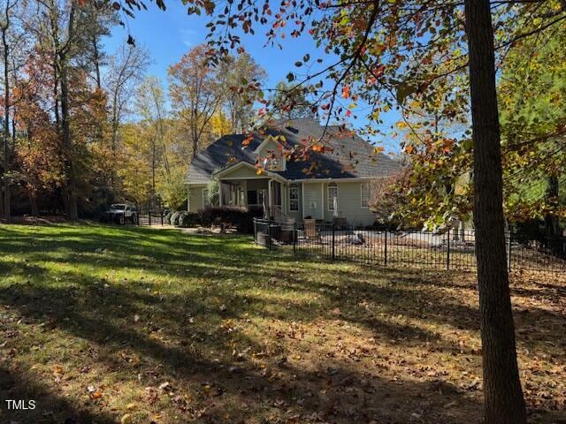 view of front facade with a front lawn