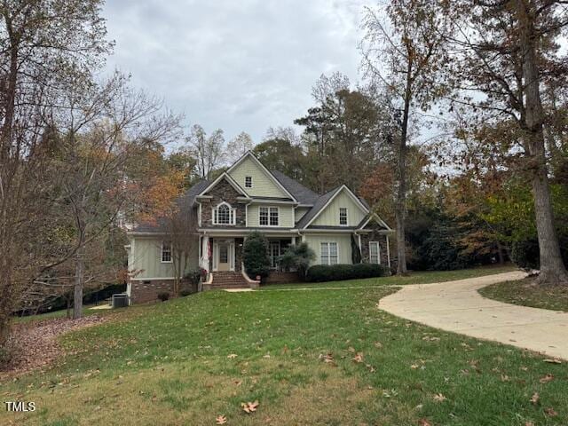 view of front facade with a front yard