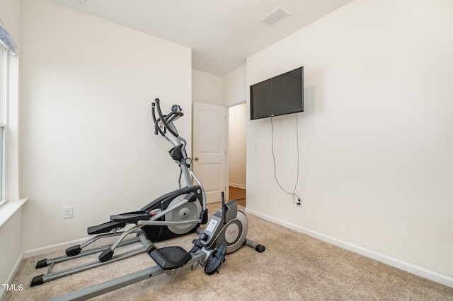 workout room featuring carpet flooring, visible vents, and baseboards