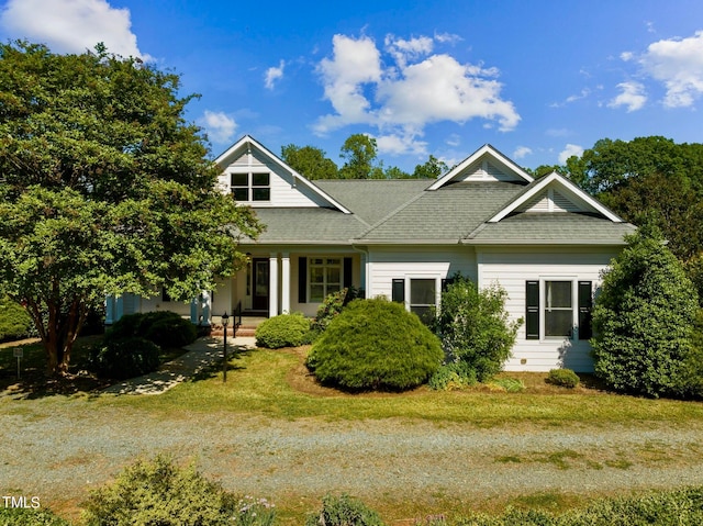 view of front facade featuring a front yard