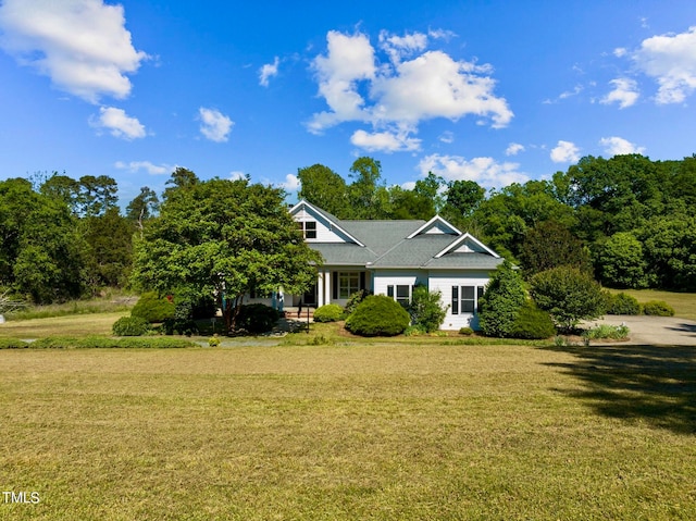 view of front of property featuring a front lawn