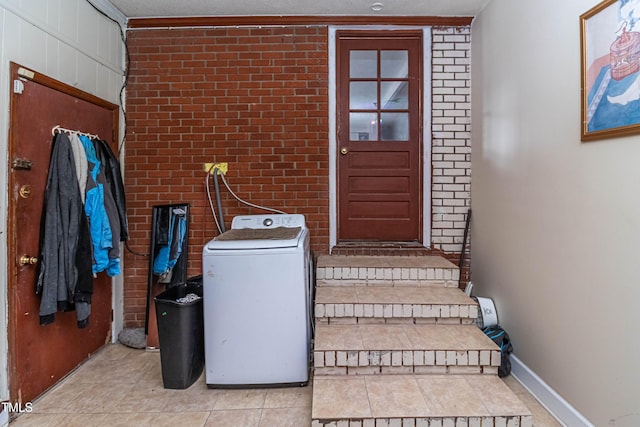 property entrance with washer / clothes dryer