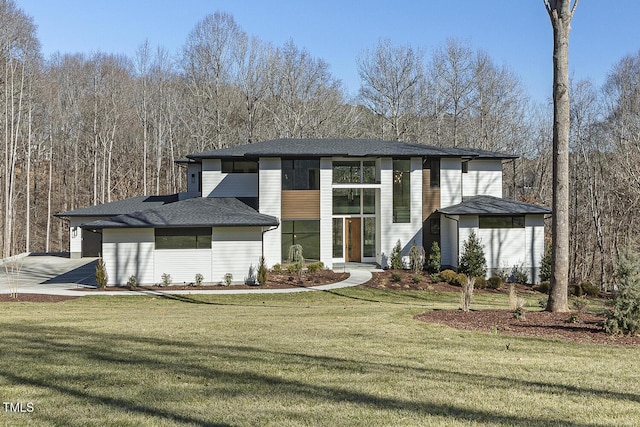 view of front facade with a front lawn