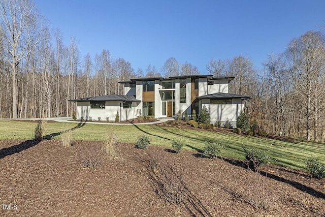 view of front of home featuring a front yard