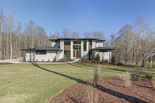 view of front of home with a front lawn