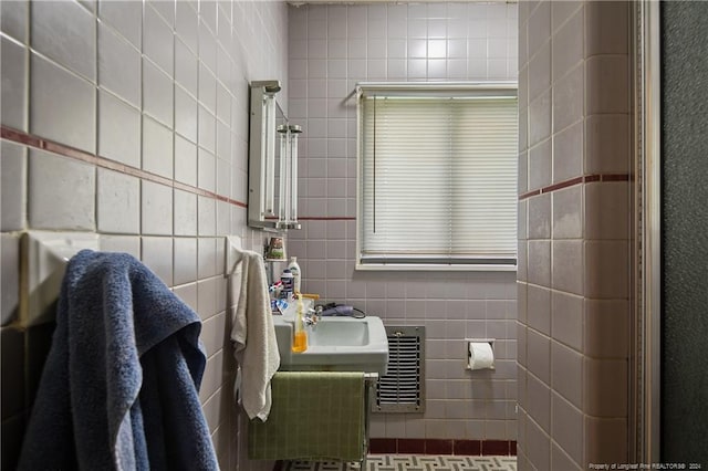 bathroom featuring tile walls