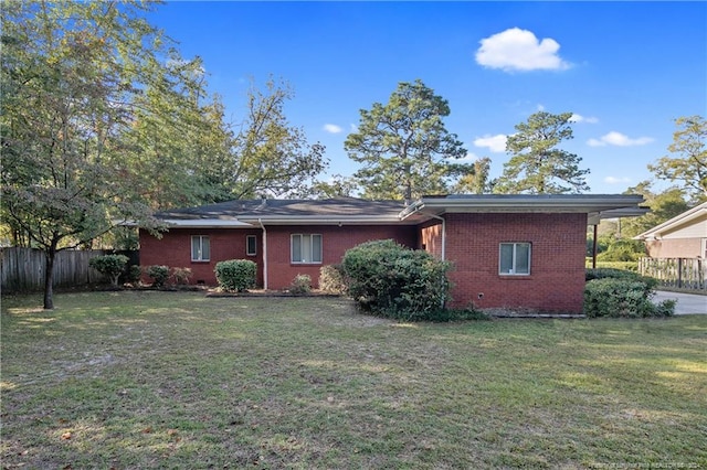 view of front facade featuring a front lawn