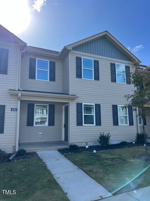 view of front of home featuring a front yard