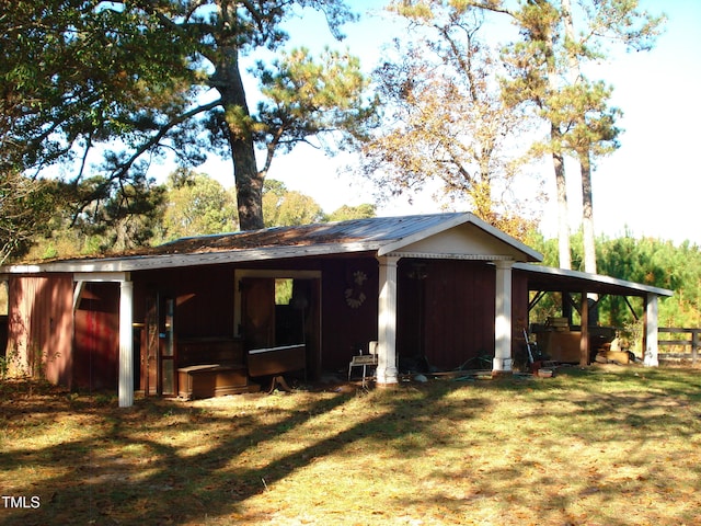 back of house featuring a lawn