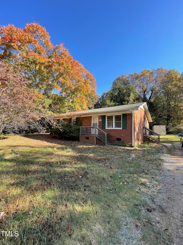 single story home featuring a front lawn