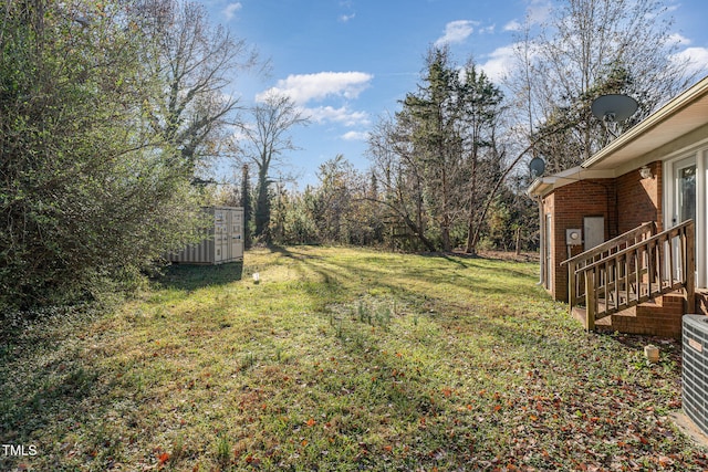 view of yard featuring a shed