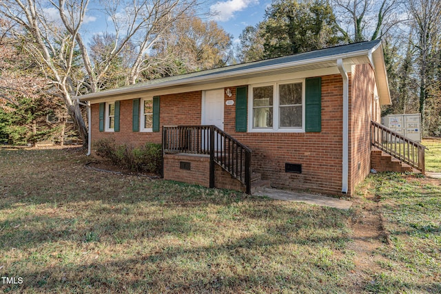 single story home featuring a front lawn