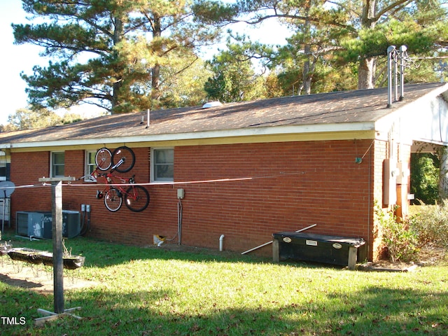 view of side of property featuring a yard