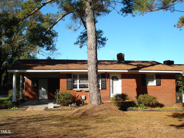 single story home with a front yard