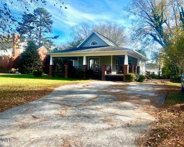 view of front of house with a front yard