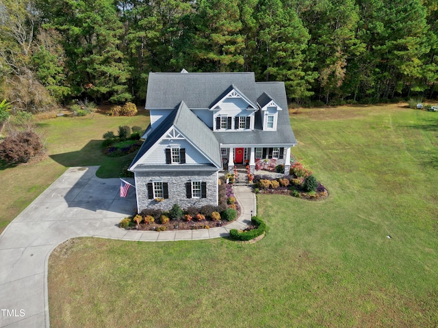 view of front facade featuring a front yard