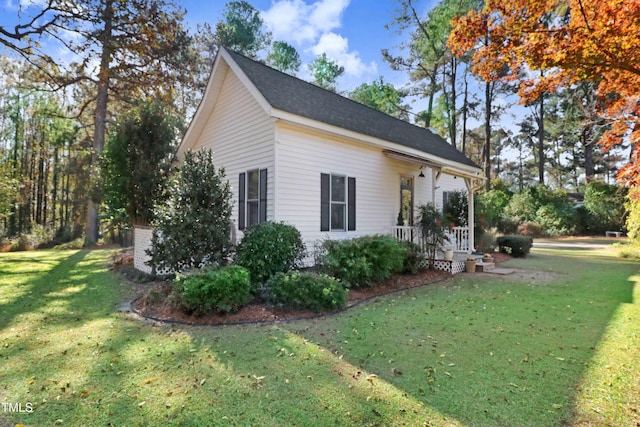 view of front of property featuring a front lawn