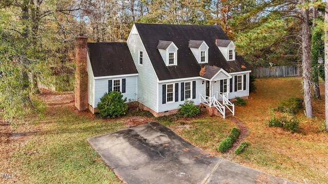 new england style home featuring a front yard