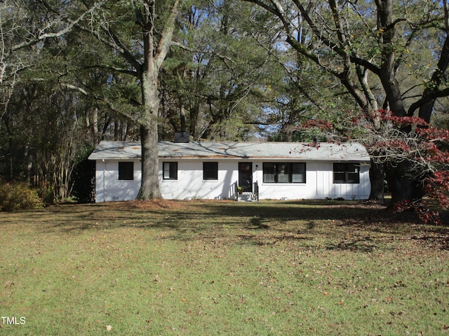 view of front of property featuring a front lawn