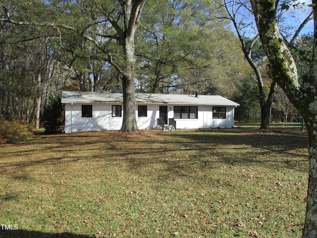 view of front of property with a front yard