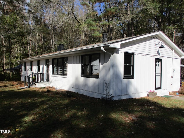 view of side of property featuring a yard