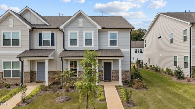 view of front of property featuring a front yard