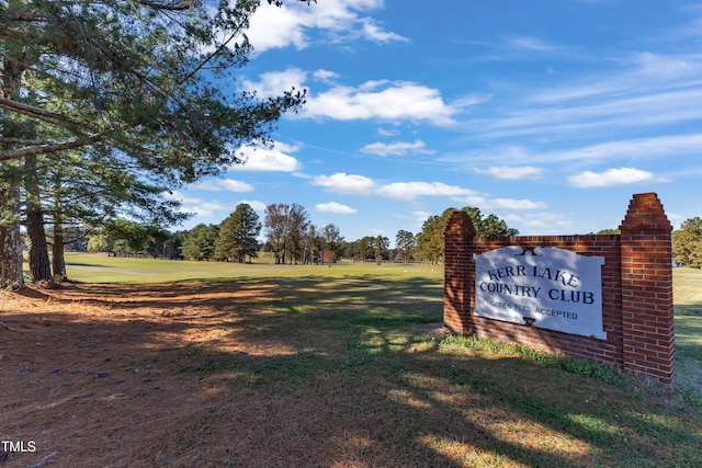 view of property's community featuring a yard