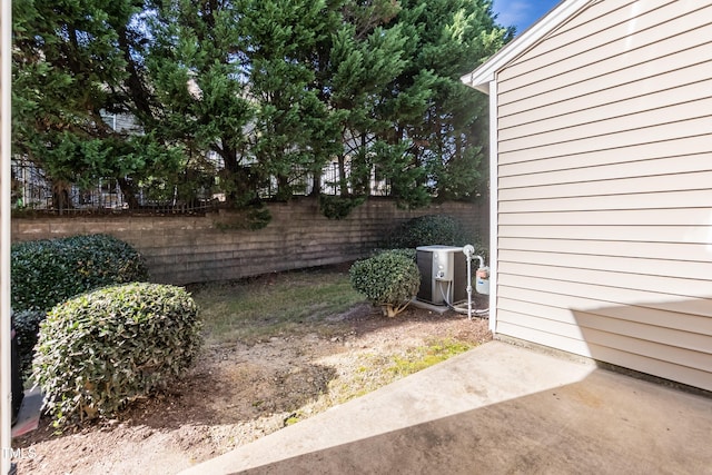 view of yard featuring a patio area