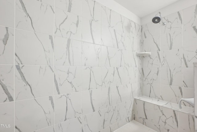 bathroom featuring a tile shower