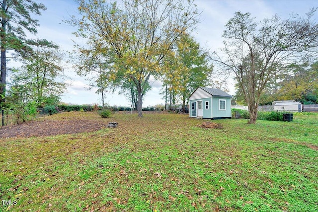 view of yard featuring an outdoor structure