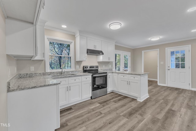 1518 Parks Village Rd, Zebulon, NC 27597 - kitchen with stainless steel electric stove, a sink, under cabinet range hood, a peninsula, and crown molding
