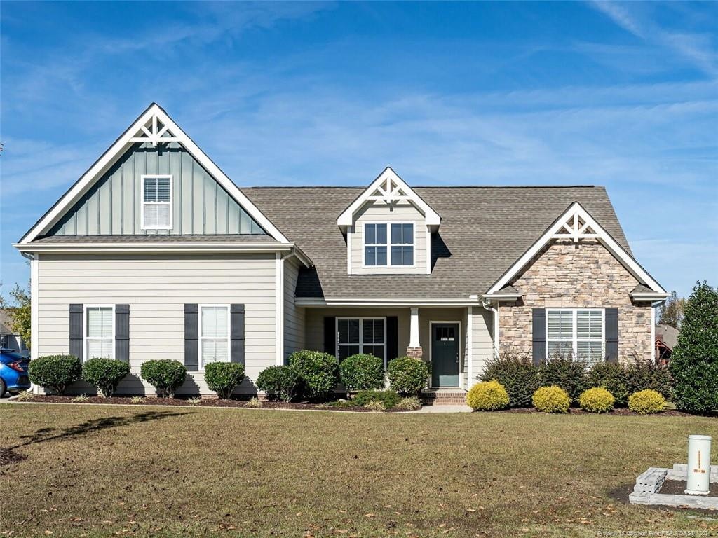 craftsman-style home featuring a front yard