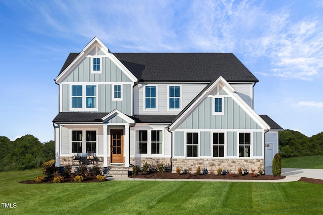 view of front of home featuring a front yard