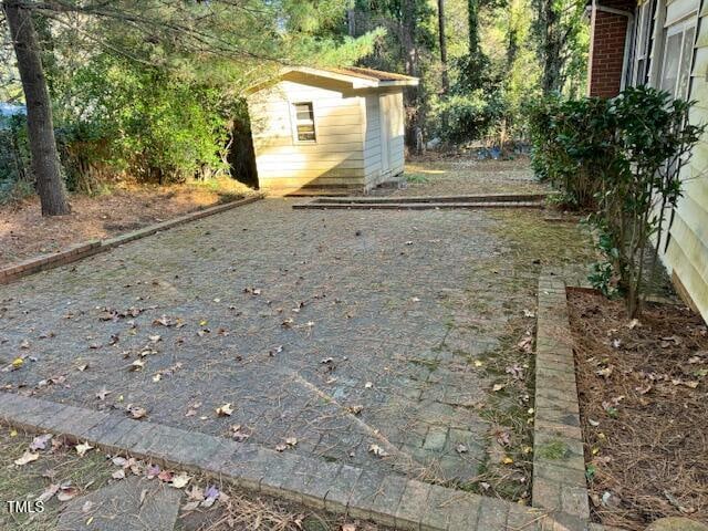 view of yard featuring a storage unit