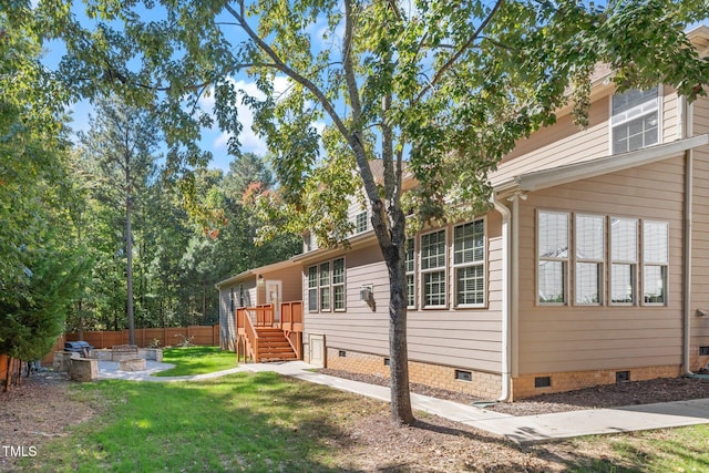 view of side of property featuring a yard