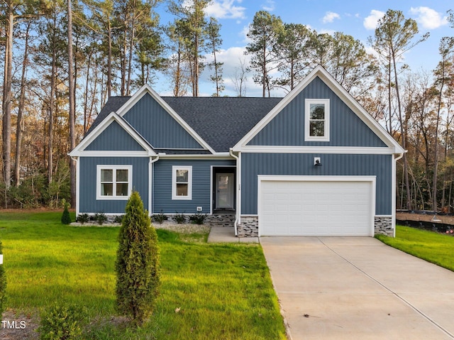 craftsman house with a front lawn