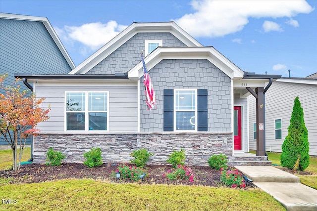 view of front facade featuring a front lawn