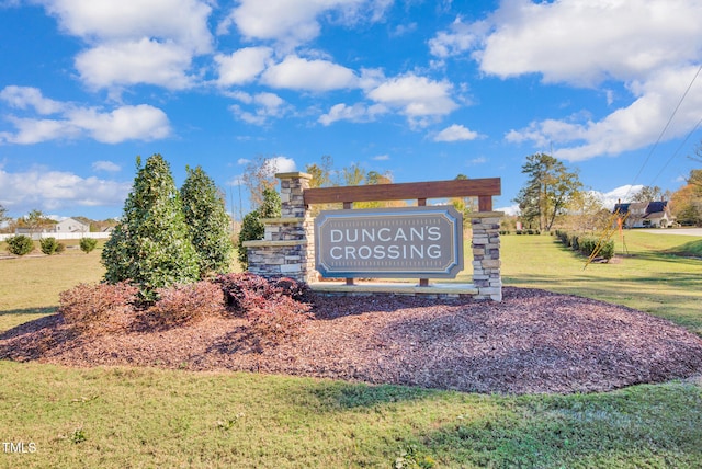 community / neighborhood sign featuring a yard