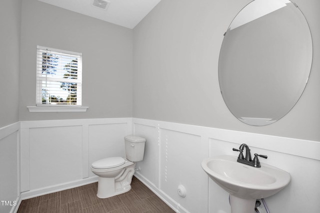 bathroom featuring toilet and sink