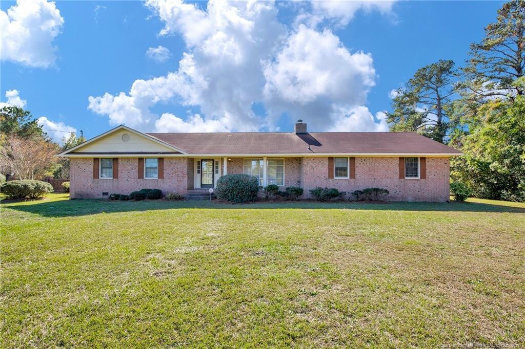 ranch-style home with a front yard