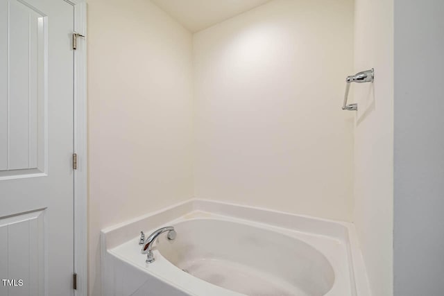 bathroom featuring a washtub