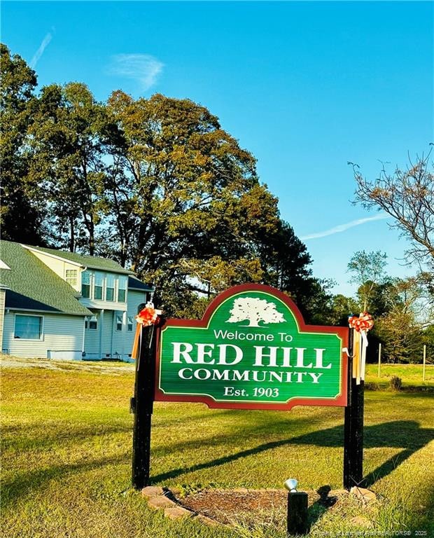 community sign with a lawn