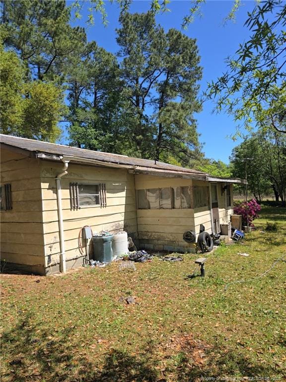 view of side of property featuring a lawn
