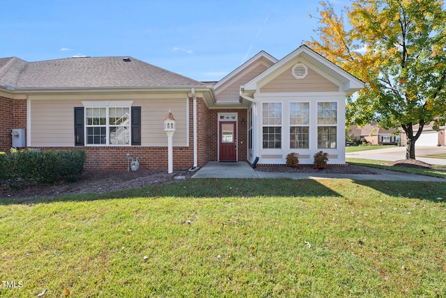 view of front of property featuring a front yard