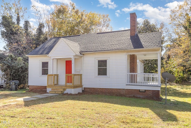 view of front of property with a front lawn